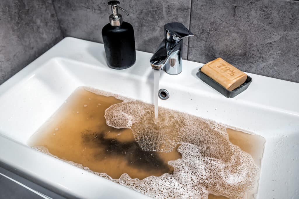 lavabo de salle de bain bouchee avec des cheveux eau stagnante